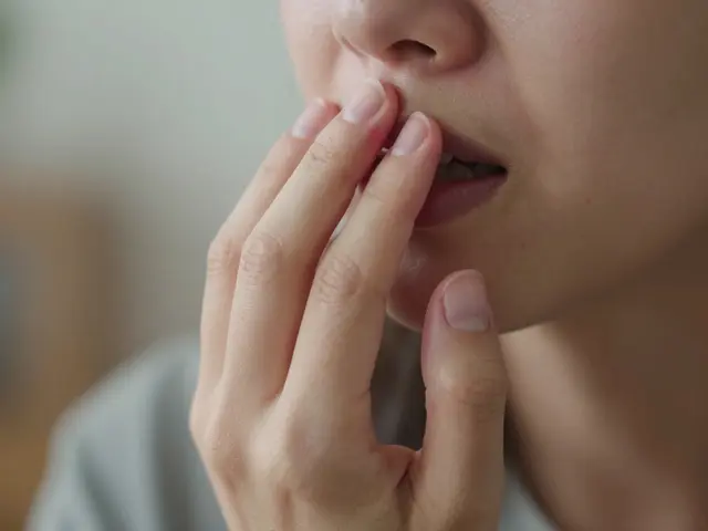 Jak se odnaučit kousat nehty: praktické kroky pro přestání této návykové zvyklosti