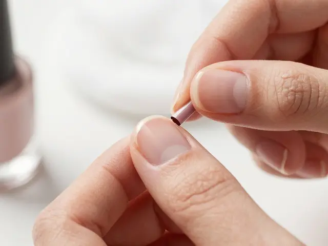Čím si nejlépe odmastit nehty? Rychlý průvodce pro trvalý lak