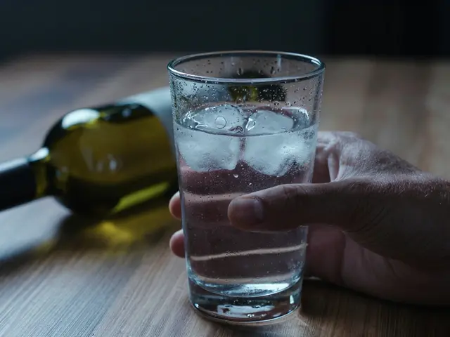Co se děje s tělem, když přestanete pít alkohol: Fázový průvodce detoxikací